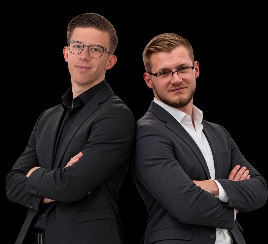 Aaron und Maxi, Rücken an Rücken, mit verschränkten Armen